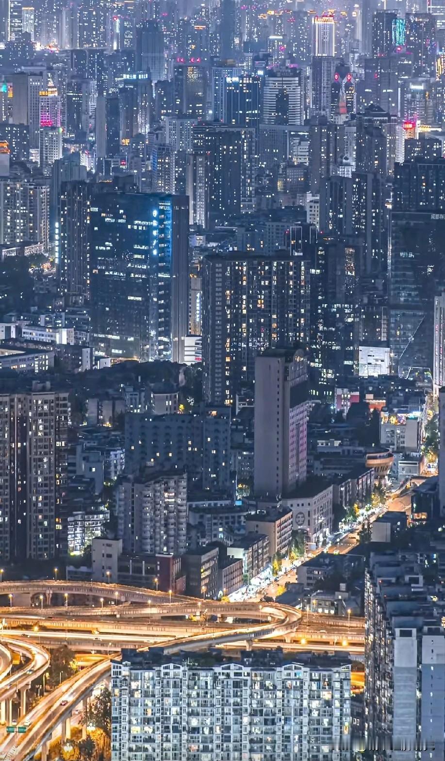 预计四川省今年GDP增长量有望达到3500亿元人民币左右的水平，2025年前三季
