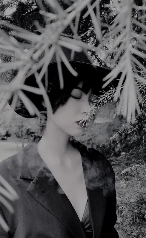 贺娇龙这个人，你不能仔细看，因为你越仔细，越会发现这个人的长相是一脸正气。