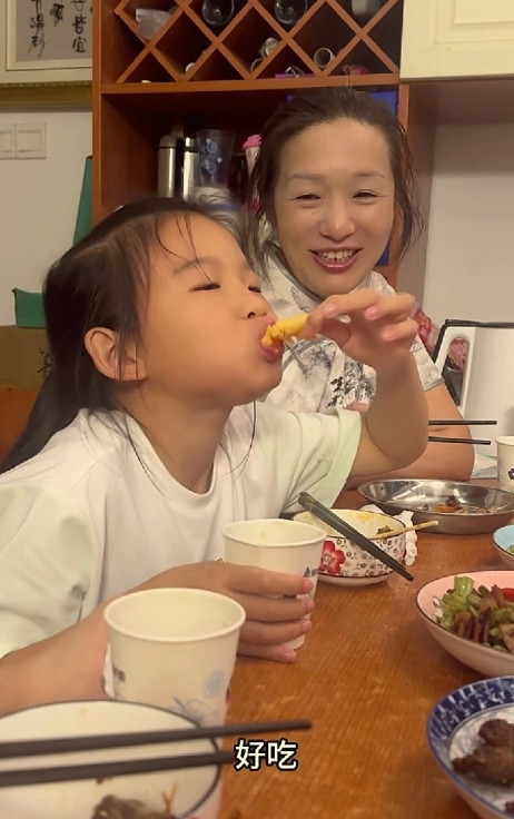 许健华在家给螺蛳粉妹妹和谢浩男庆祝六一儿童节！小妹被宠上了天谢浩男也被宠上