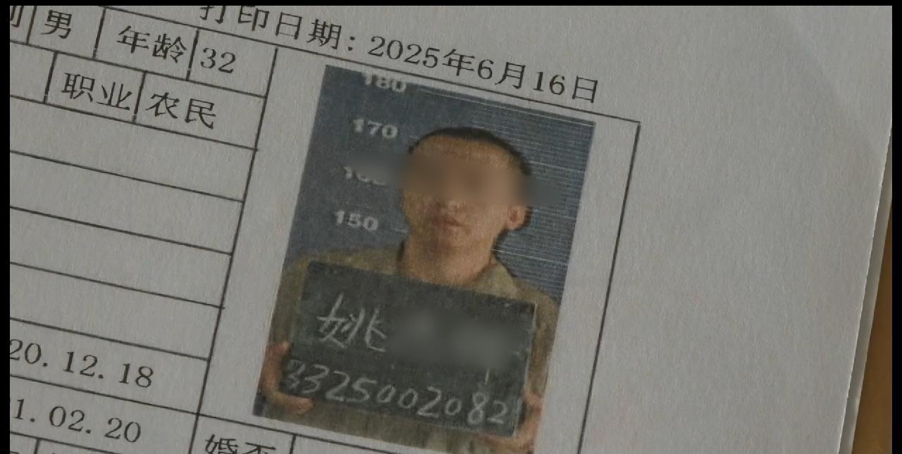 上海，男子在彩票停售前20多分钟匆忙来到彩票店，一口气购买46000余元的彩票。