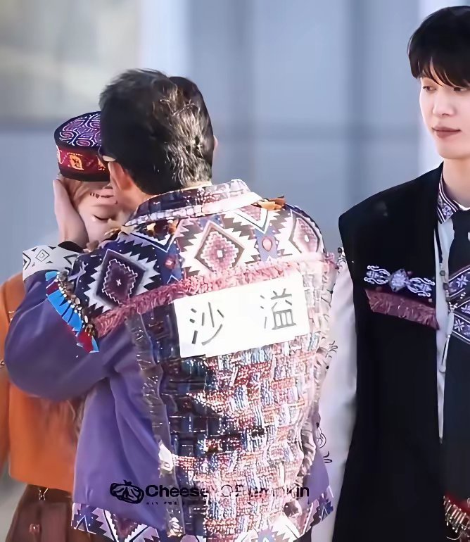 奔跑吧节目组别辟谣了你说了半天还不如范丞丞一个眼神能说明问题沙溢亲吻宋雨琦额头引