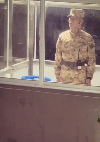 当过兵的人都知道，站岗最难熬的时候，就是后半夜站岗。尤其是凌晨三四点钟的时候，