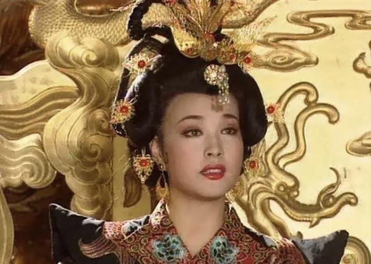 武则天在李治床上看到了姐姐武顺，武则天恨恨地对武顺说：如你不是我姐姐，王皇后就是