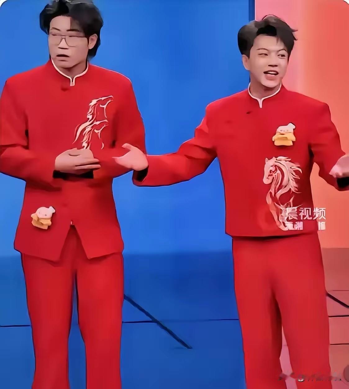 我爸爸指着屏幕问：“他俩在说啥呢？”我说：“他俩说的是相声啊。”我妈补充道：