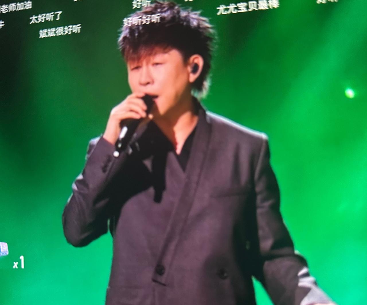 胡彦斌翻唱《庙堂之外》，说实话，真没陈楚生那味儿。第一，降调了。原曲的调性一