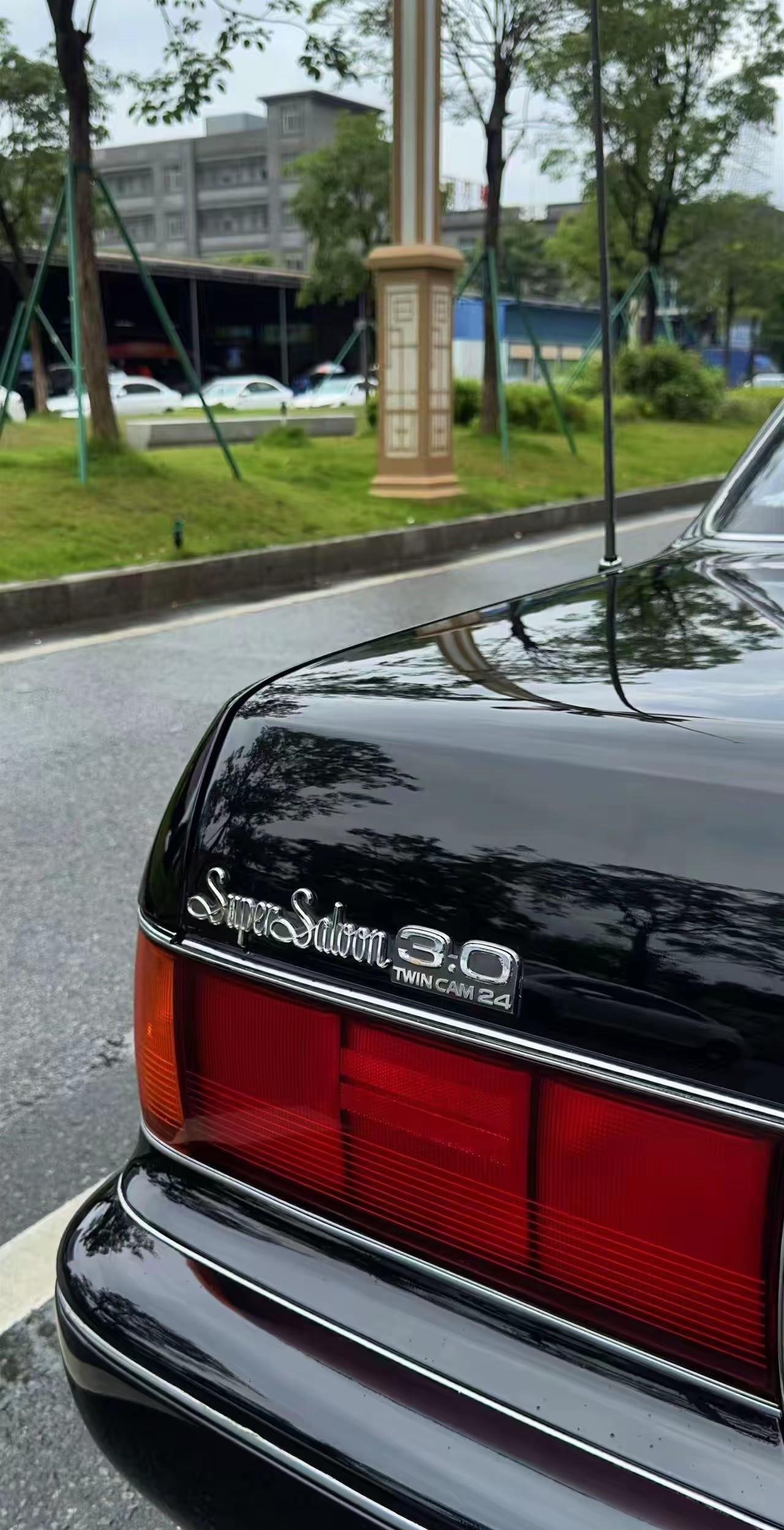 90年代初的皇冠3.0当年特别火，一辆就要80多万，放到现在相当于几百万的豪车了