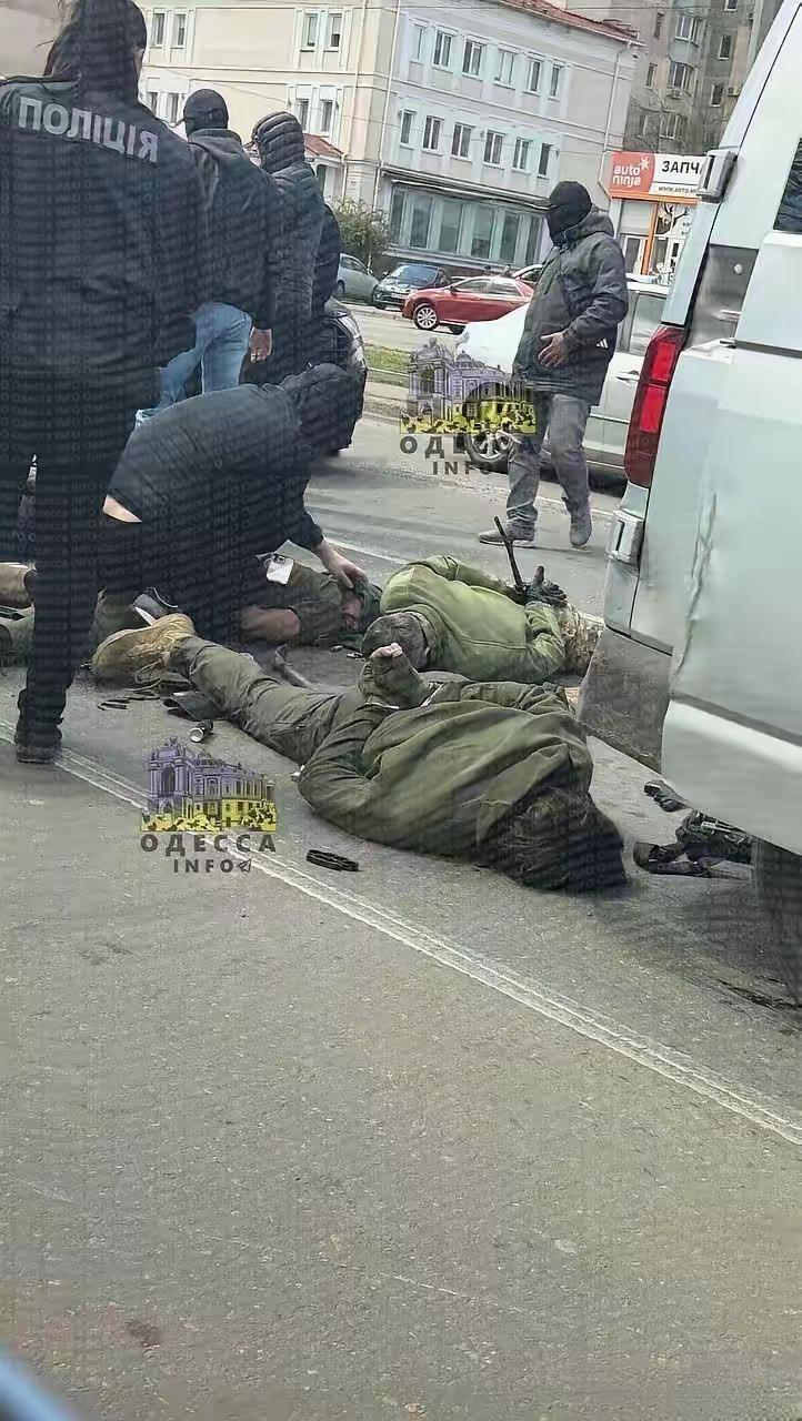 彻底乱套了！乌克兰敖德萨征兵办团伙，被乌克兰国安局一锅端啦！4月21日，乌克兰国