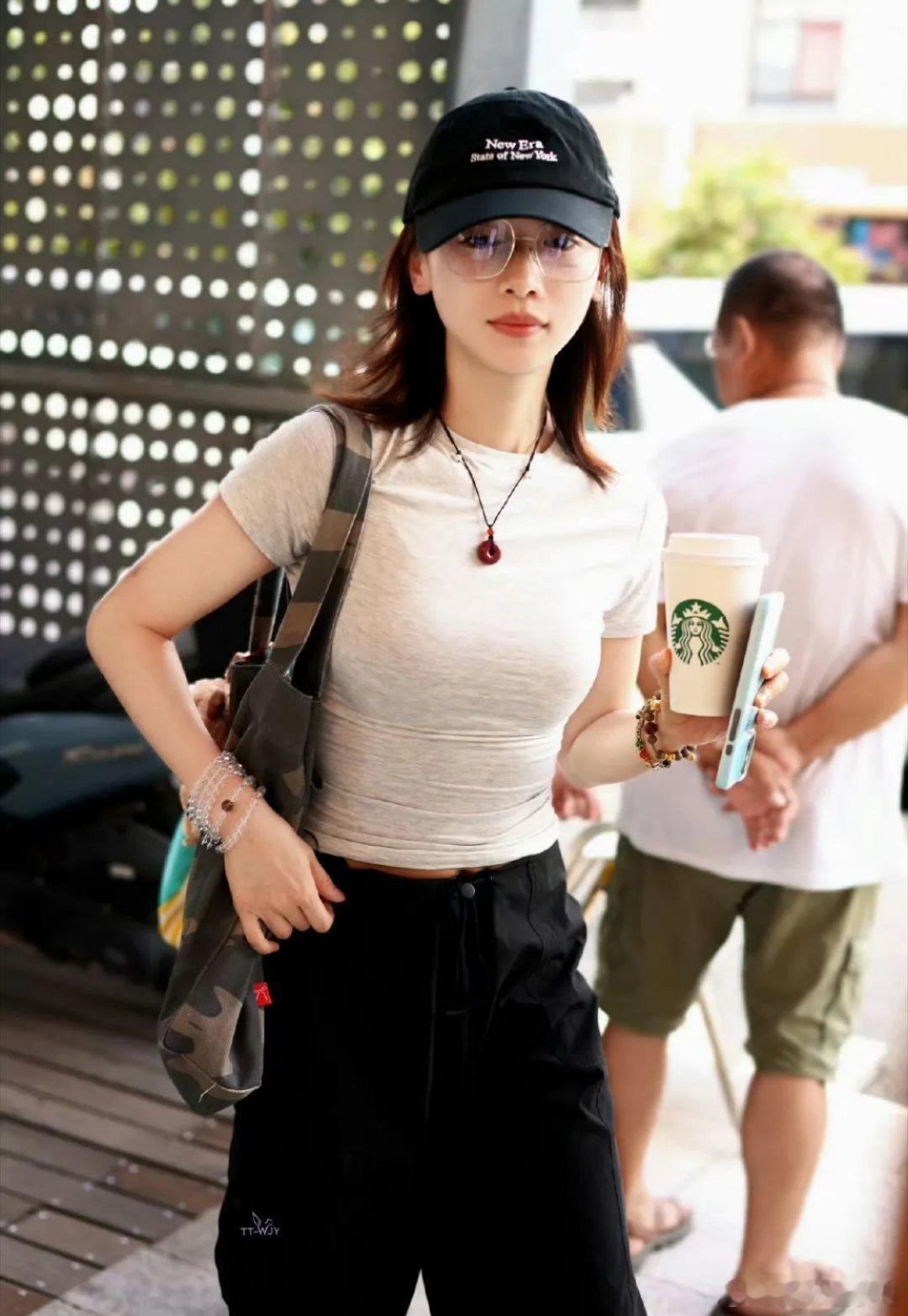 吴谨言生完孩子首露面，才一个月就赶紧复出拍戏了。女明星是真厉害啊，你看这状态，感