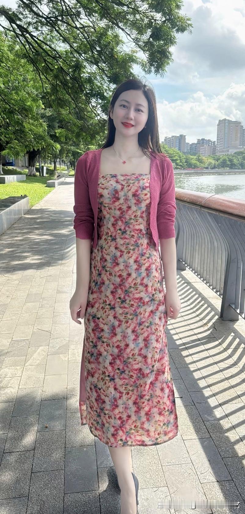 夏日里，粉色连衣裙搭配卡其色开衫，简直是清新感拉满！今年“连衣裙+开衫”的
