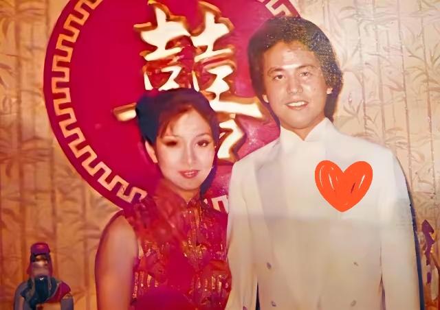 1975年香港铜锣湾，陈百祥开着限量兰博基尼喊谭咏麟“别唱歌”，谁料这竟是半个世