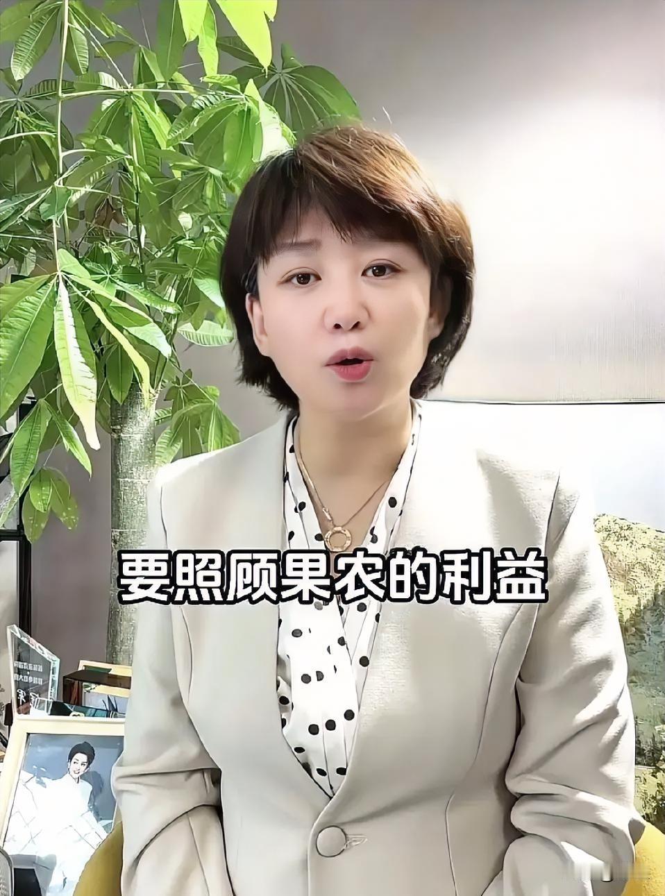 杨威记者直接坦言：我不敢去龙海区。这些果农“抓到”曝光杨梅泡药水的记者了，她