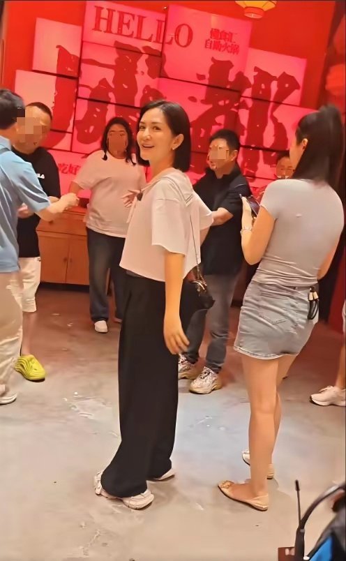 44岁谢娜真实的样子跟普通人没太大区别吧，毕竟是三个孩子的妈妈了！