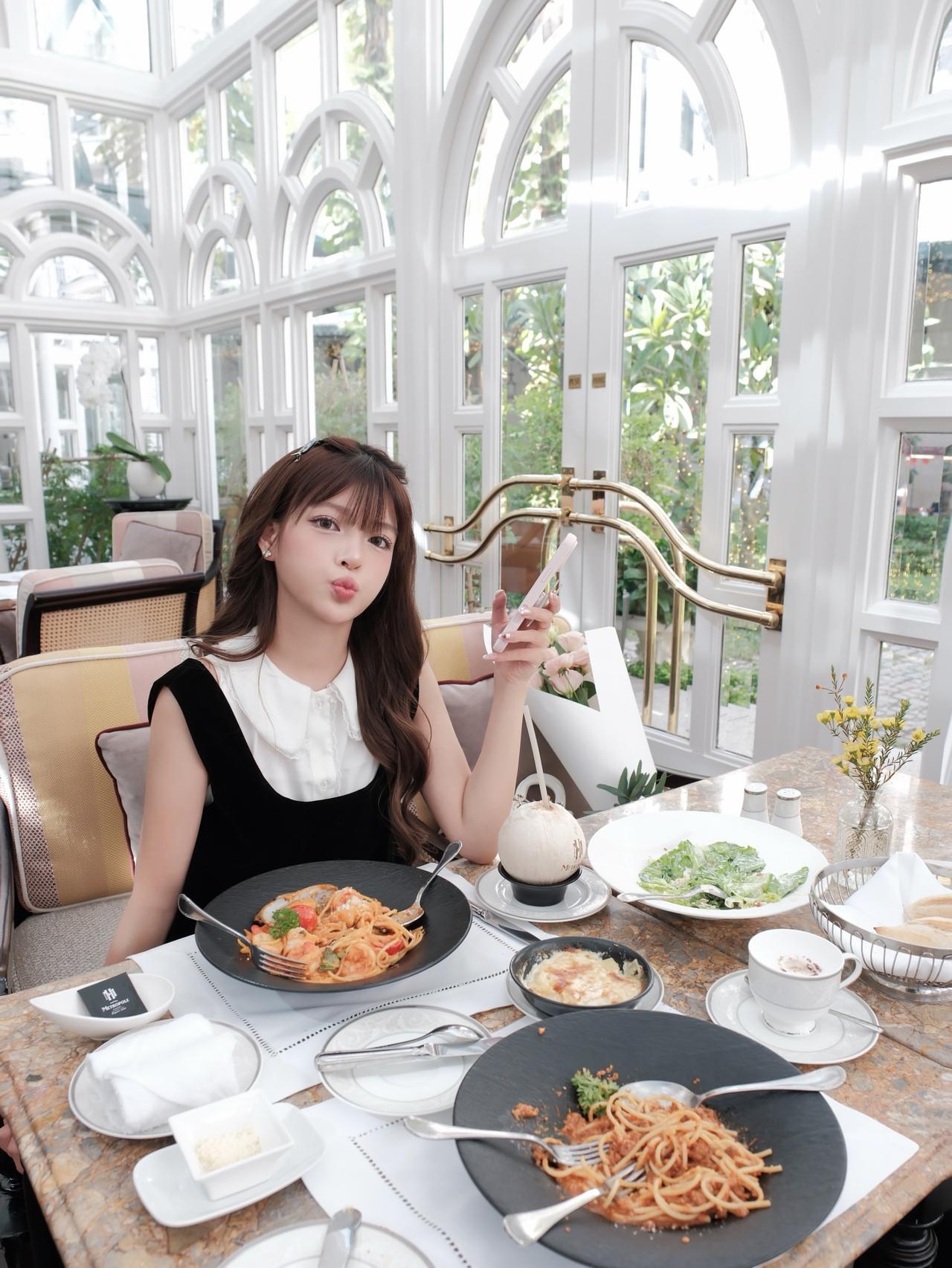 在阳光明媚的咖啡馆里，品尝美食，享受美好时光。🌞🍝🌿美人照怎么拍才好看