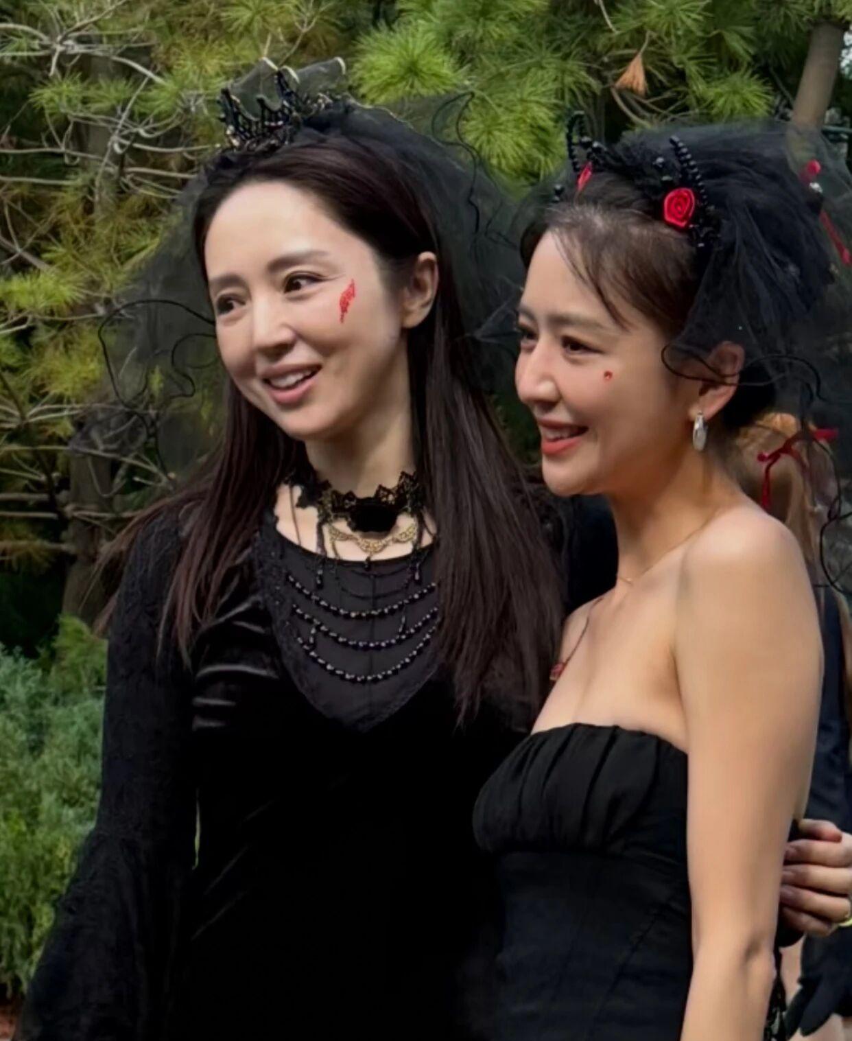 她们笑得那么真，网友却拿着放大镜找瑕疵刷到董璇和佟丽娅同框的素颜抓拍，两人迎着风