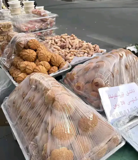 一个广东游客在乌鲁木齐国际大巴扎路边吃了四块维吾尔族民族糕点后发现手机落在酒店没