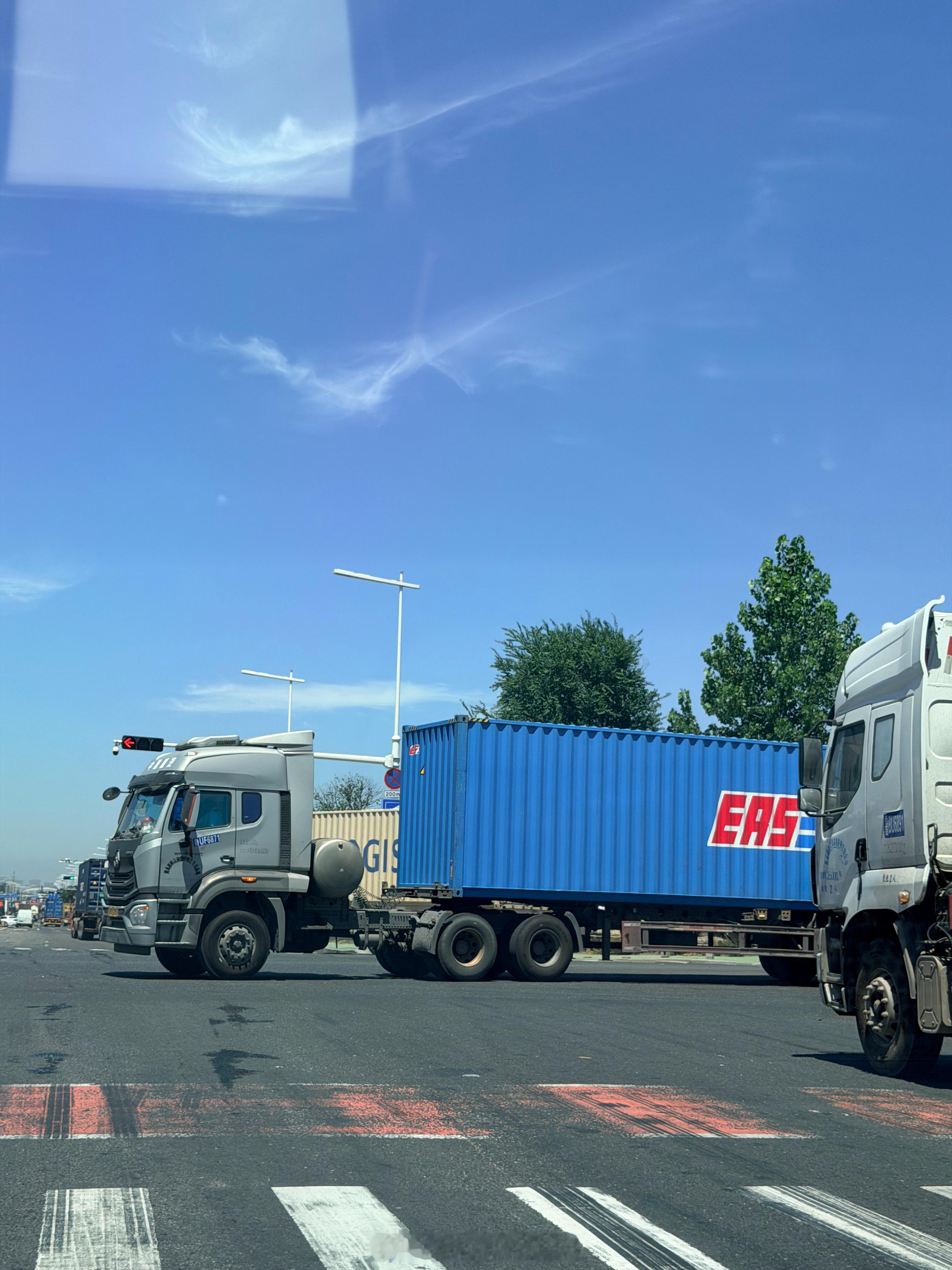 前后左右都是这种车，我小轿车夹在它们怀里太吓人了