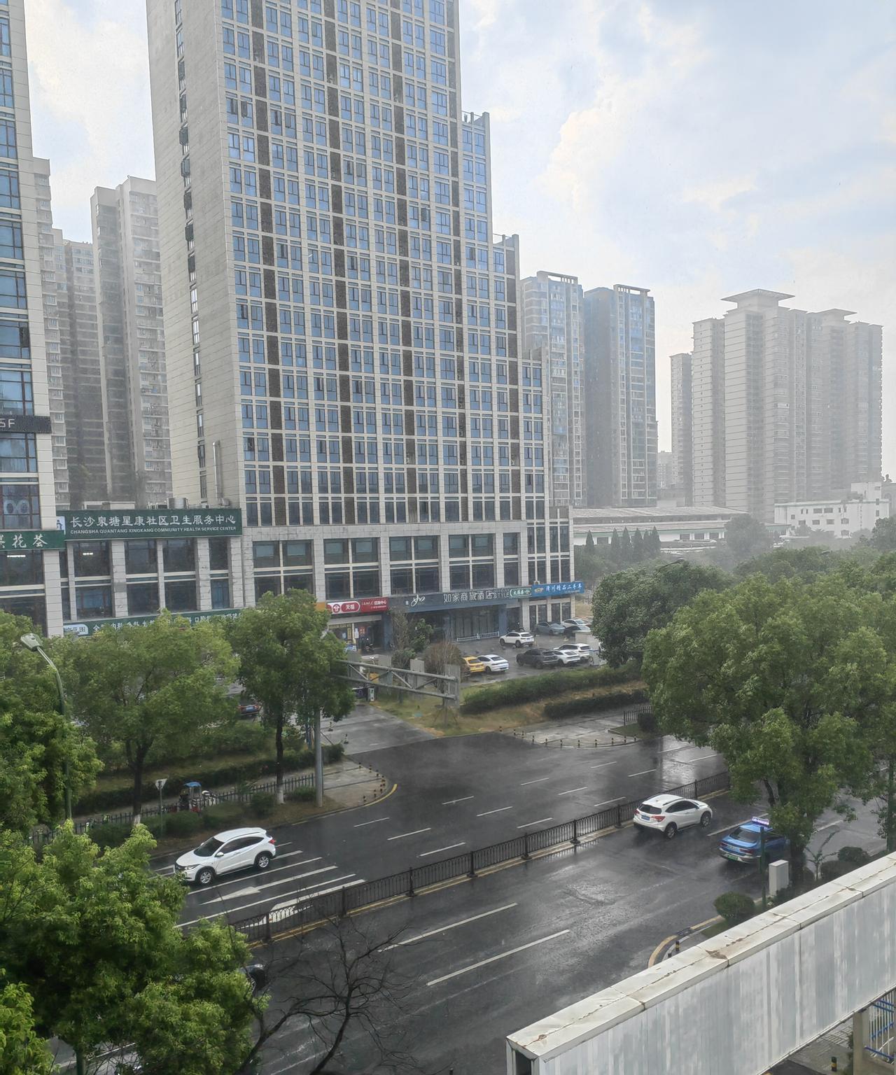 长沙的温度真的要降下来了，突如其来的一场大雨，瞬间浇灭了今天38度的高温，大风伴