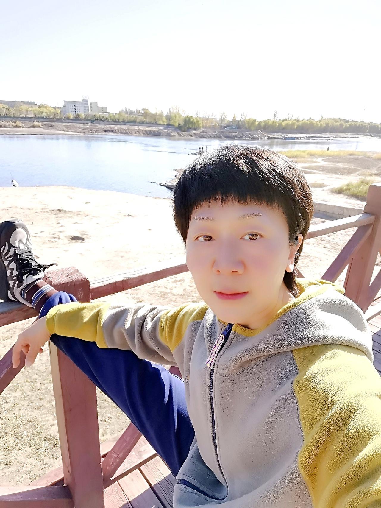 上午炒了俩菜：辣椒牛肉和炝炒豆芽，量做得足，够我吃一天！最近特别馋啤酒，没搂住又