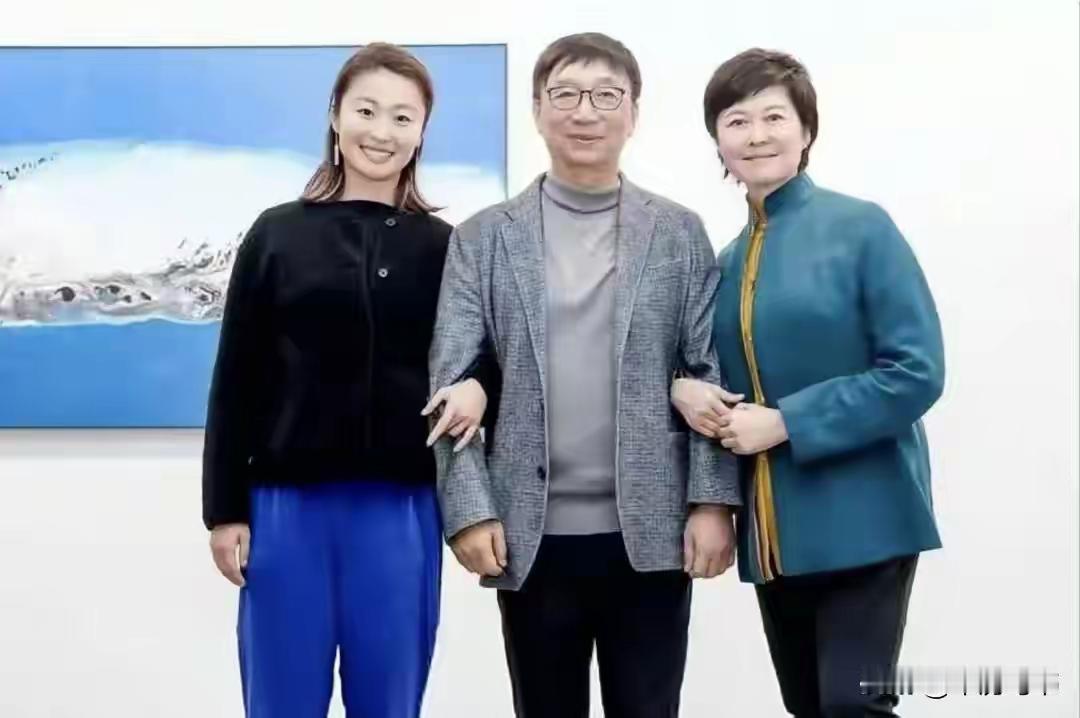 康辉哽咽，撒贝宁落泪，朱迅痛哭，他们一生再优秀也对不起父母！镜头前，他们掌控全