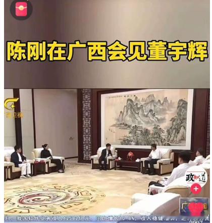 诋毁，本身就是一种仰望。这句话像一面棱镜，把人性里的复杂折射得挺透彻的——那些高
