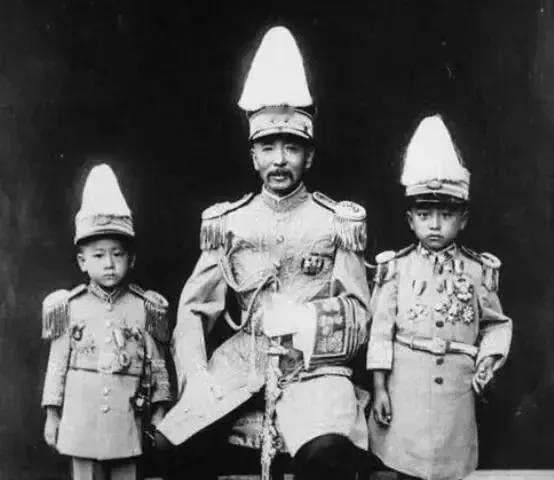 1912年，张作霖用马鞭狠抽张学良，夫人们忙跪倒欲求情，张作霖一瞪：“谁