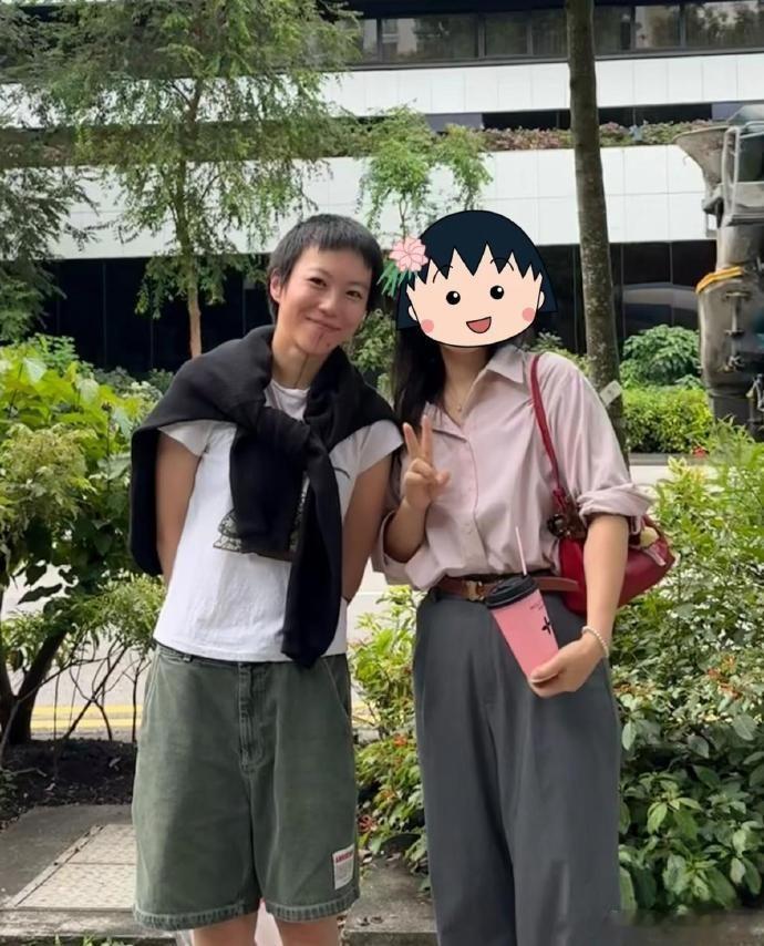 有网友在新加坡偶遇窦靖童。好喜欢窦靖童啊。自然、淳朴、平易、和善……哎，也就王菲