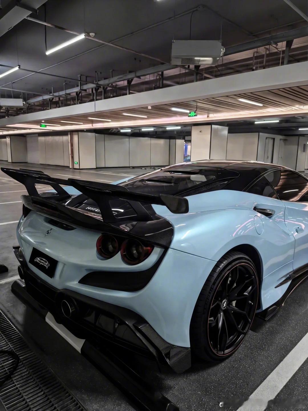 这辆法拉利F8也太帅了，氛围感帅哥没跑了