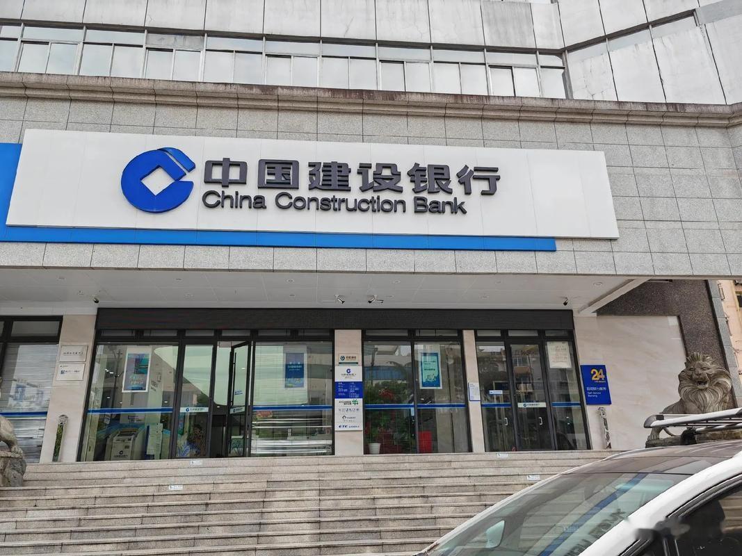 吵翻全网！建行试点银行午休制，员工欢呼客户发愁，业内解读来了近期银行业迎来