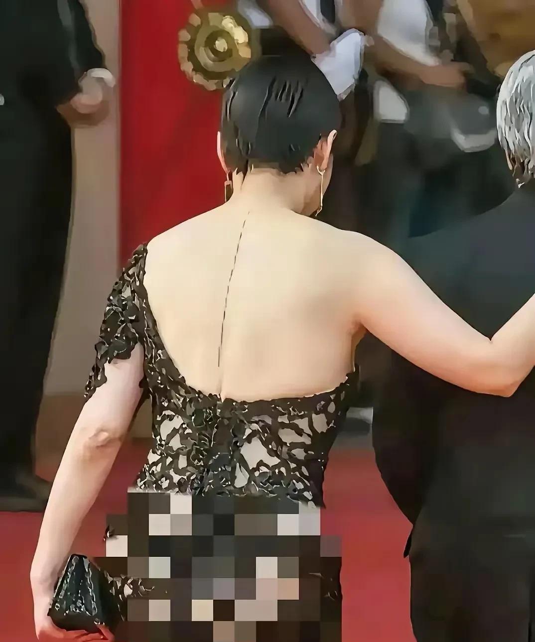 突然发现如今的中老年妇女，都很热衷于穿比较“露”的衣服，不管身材好不好，