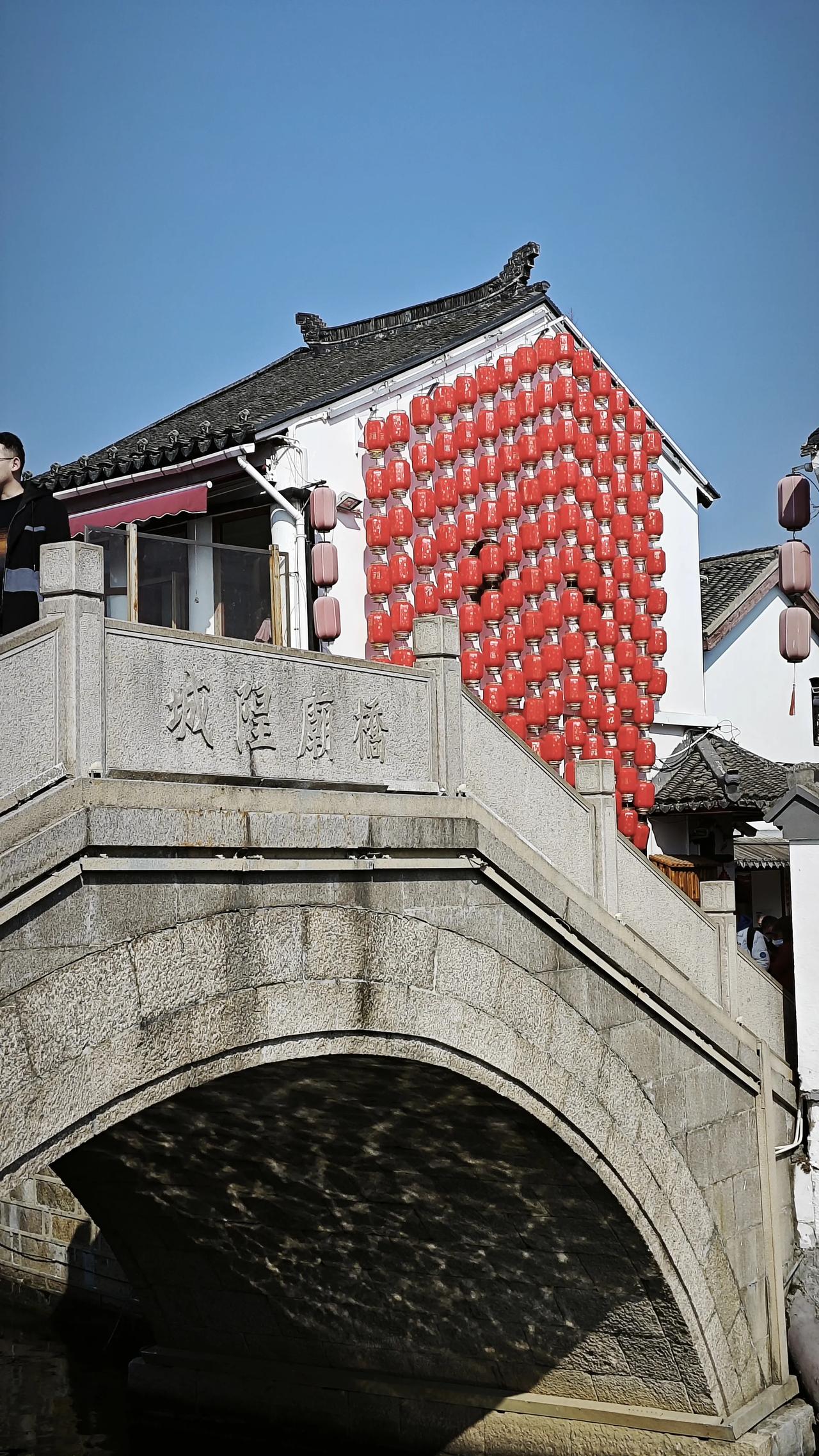 朱家角位于上海青浦区西南部、淀山湖畔，是江浙沪交界的千年江南水乡古镇，上海保存最