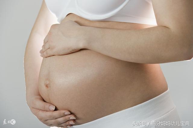 90后产妇推进产房前, 偷偷塞纸条给医生, 孩子出生瞬间明白!