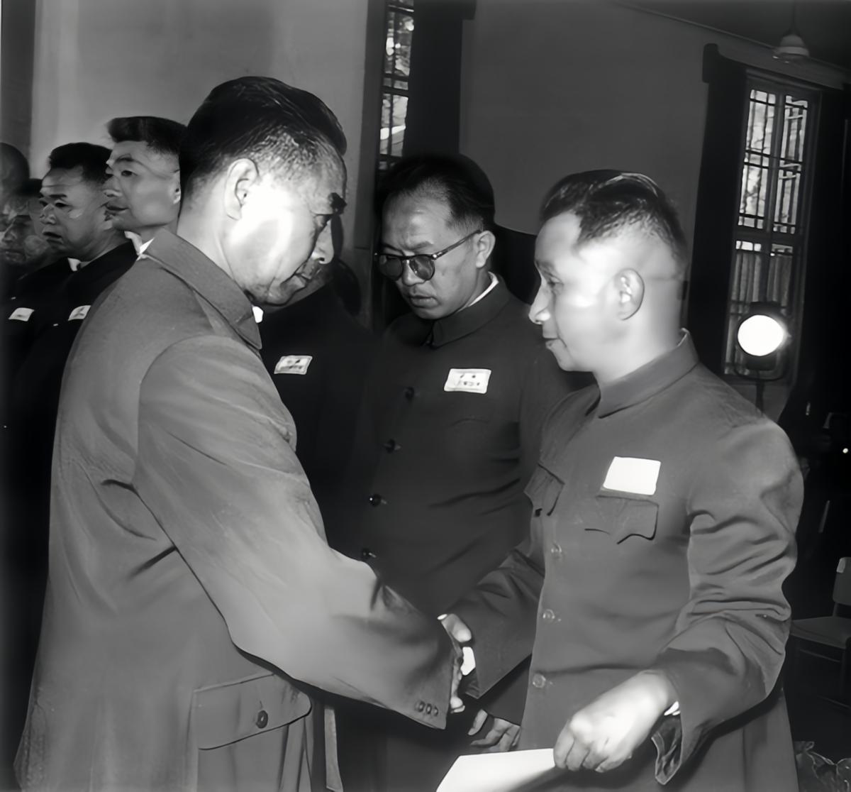 1955年新中国第一次大授衔，谁是第一个获得军衔的人？主要信源：（中共党史网