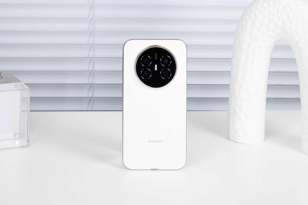 双十一不少人都有换新手机的打算，要是喜欢玩游戏、追剧，想找款大屏且音质棒的手机，