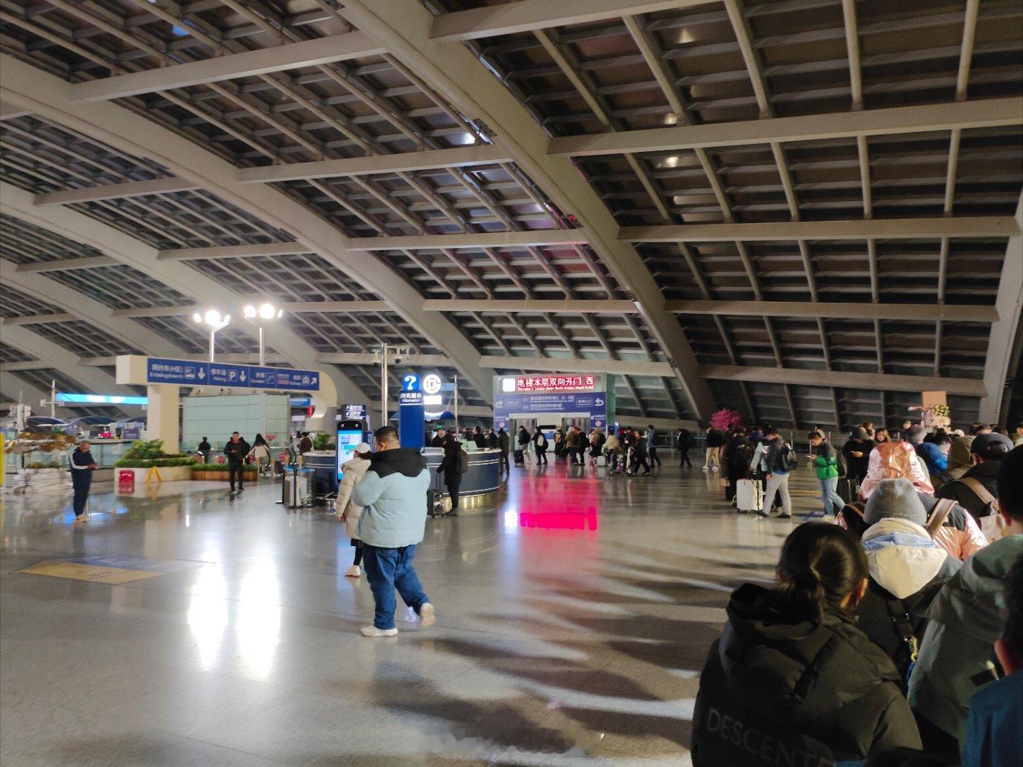 活久见：今天首都机场等机场快轨的人都排队排出S弯了……北京暴雪热点观点北京·首