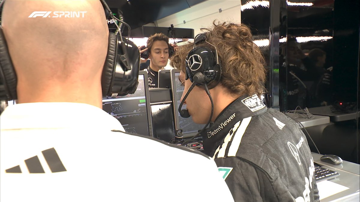 梅赛德斯: 拉塞尔与皮亚斯特里头排发车