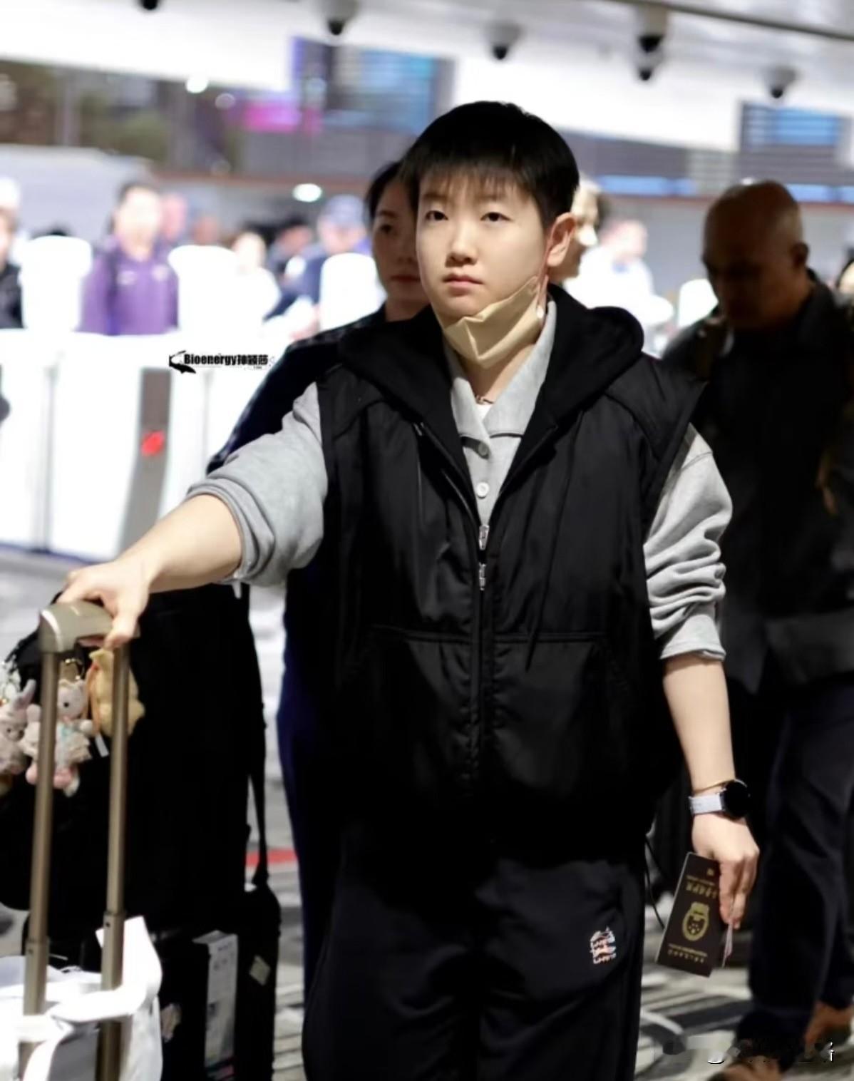 美国大满贯上，20岁小将陈熠真拼了，直接3-1赢了孙颖莎。当时场边教练组全