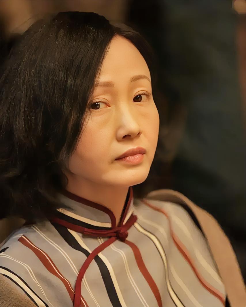 黄慧颐用10年给所有女人上了一课：先把自己活成铁饭碗，再去恋爱，大不了散伙，