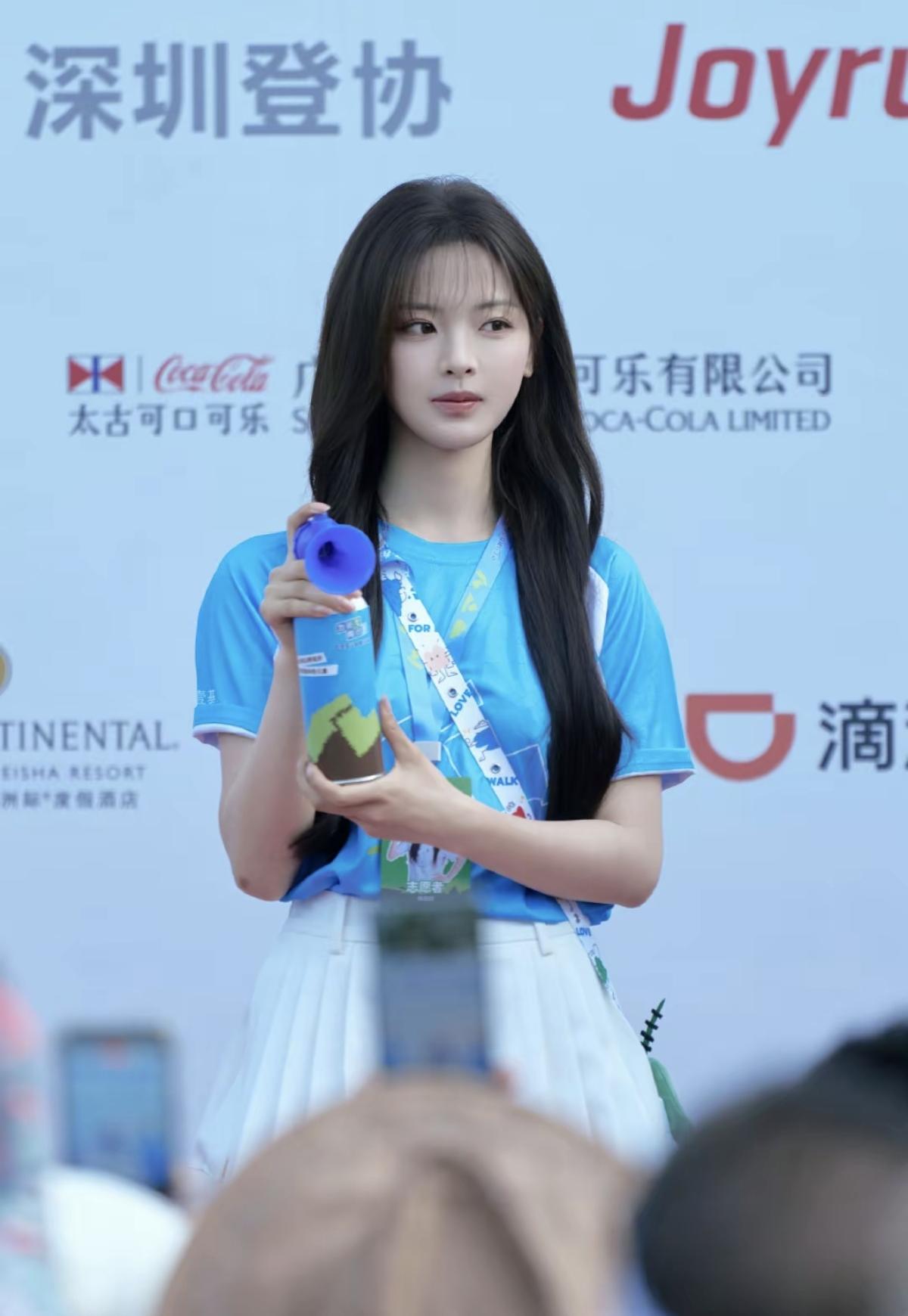  杨超越公益现场造型，干净清爽的少年感直接拉满[比心]杨超越眼里有光，心中有爱，