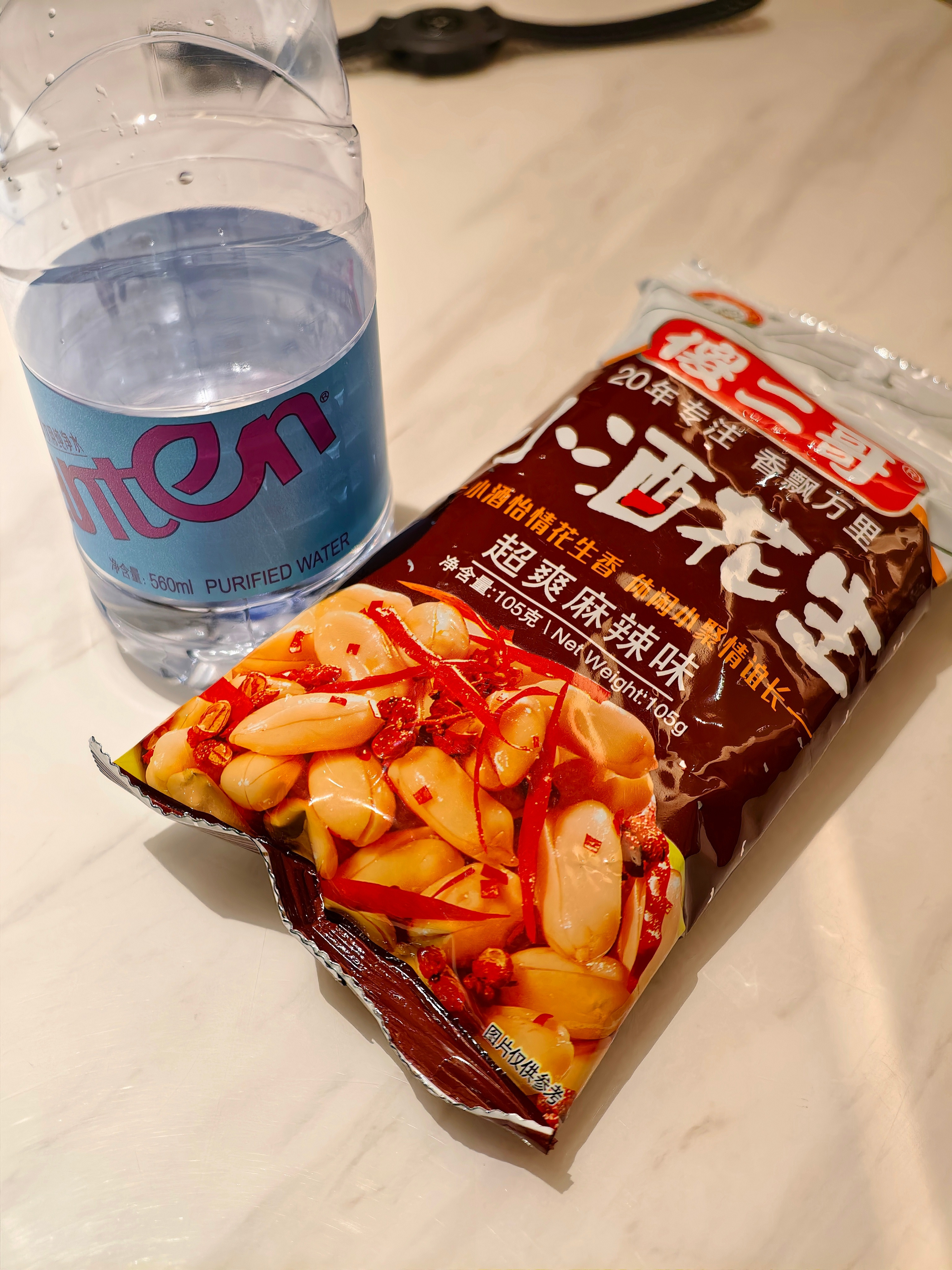 不喝酒，所以花生就矿泉水​​​