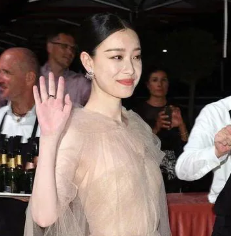 倪妮一袭薄纱透视裙惊艳全场，气质出众撩人心弦。美艳不可方物，尽显女神风范！