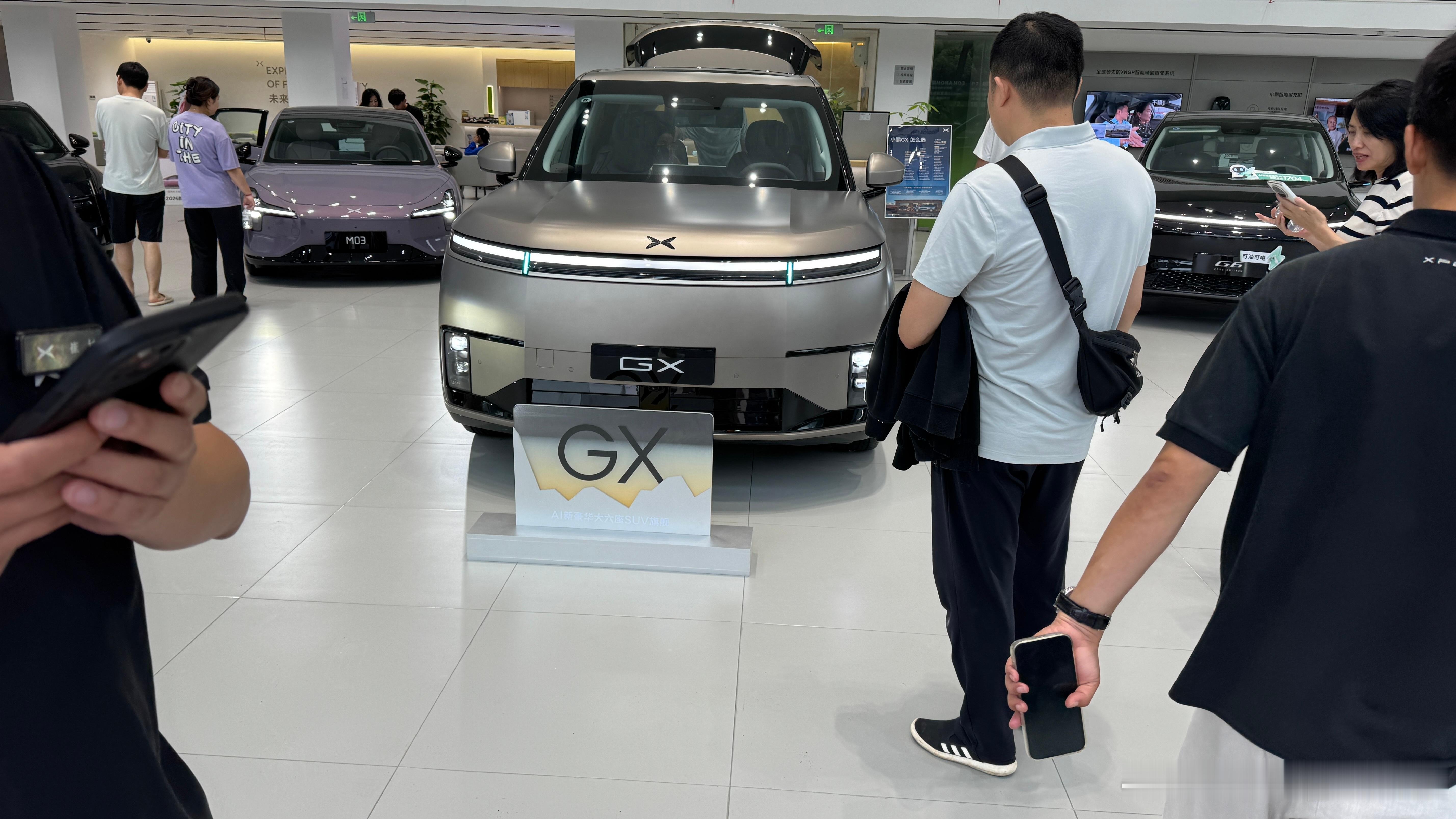 下午16:00准备去试驾小鹏GX，到了门店之后，销售说前面还排了4组。真的是小鹏