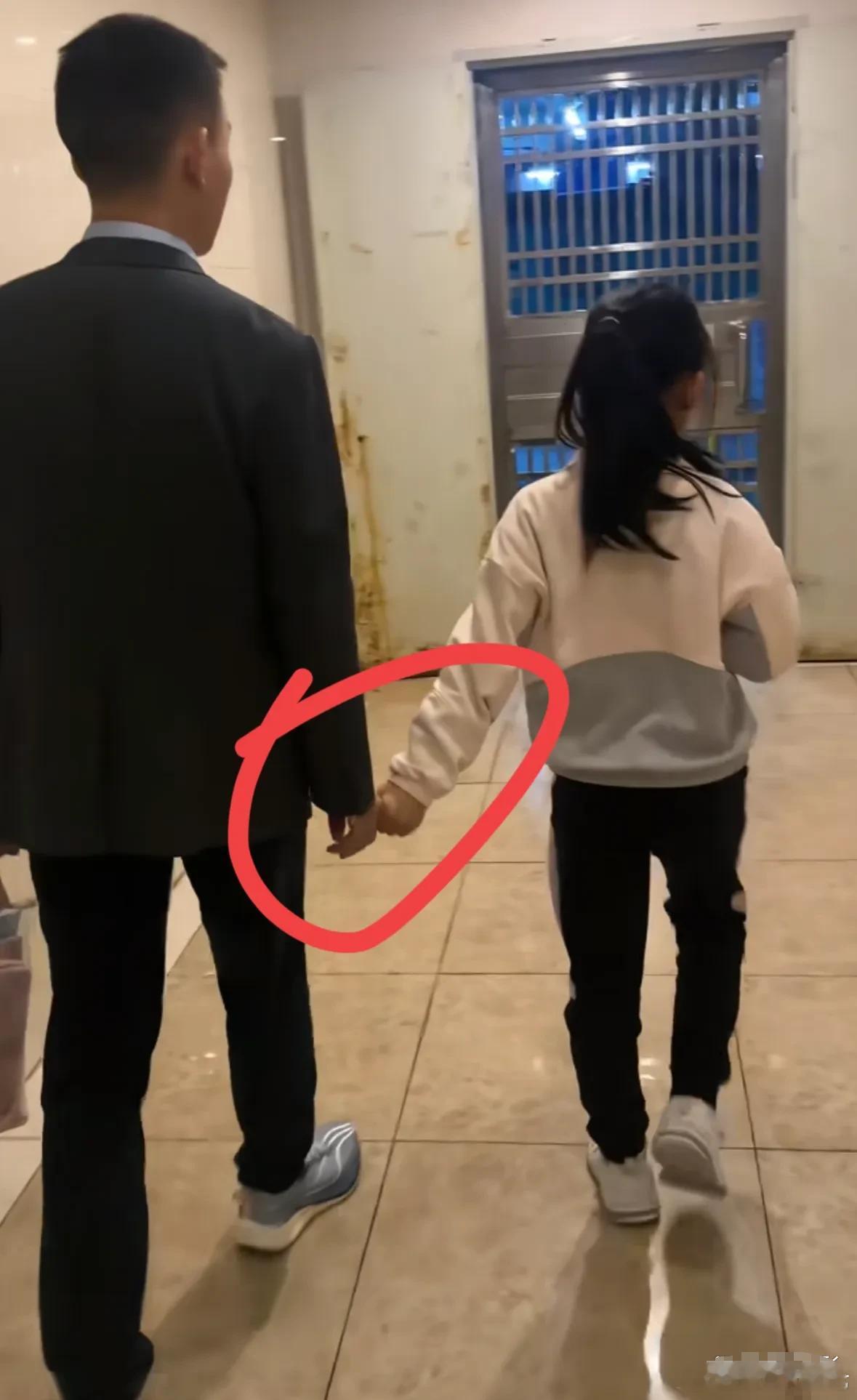 爱与不爱，真的是一眼就能看出来。你有没有注意到，谢浩男的三个妹妹里，只有小妹对浩