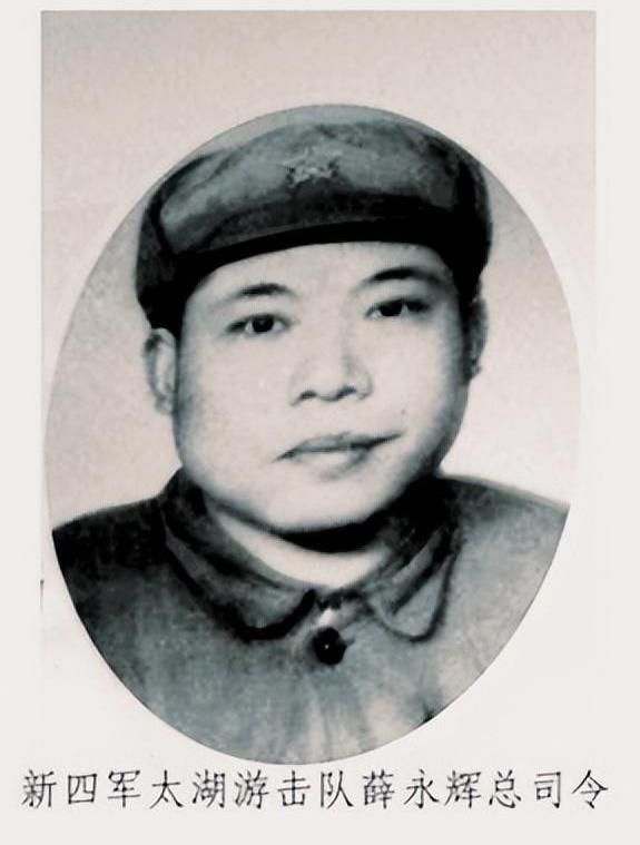 1944年，游击队因叛徒告密，躲进芦苇荡里啃了一个月芦苇，出来后却看到一名吃得白