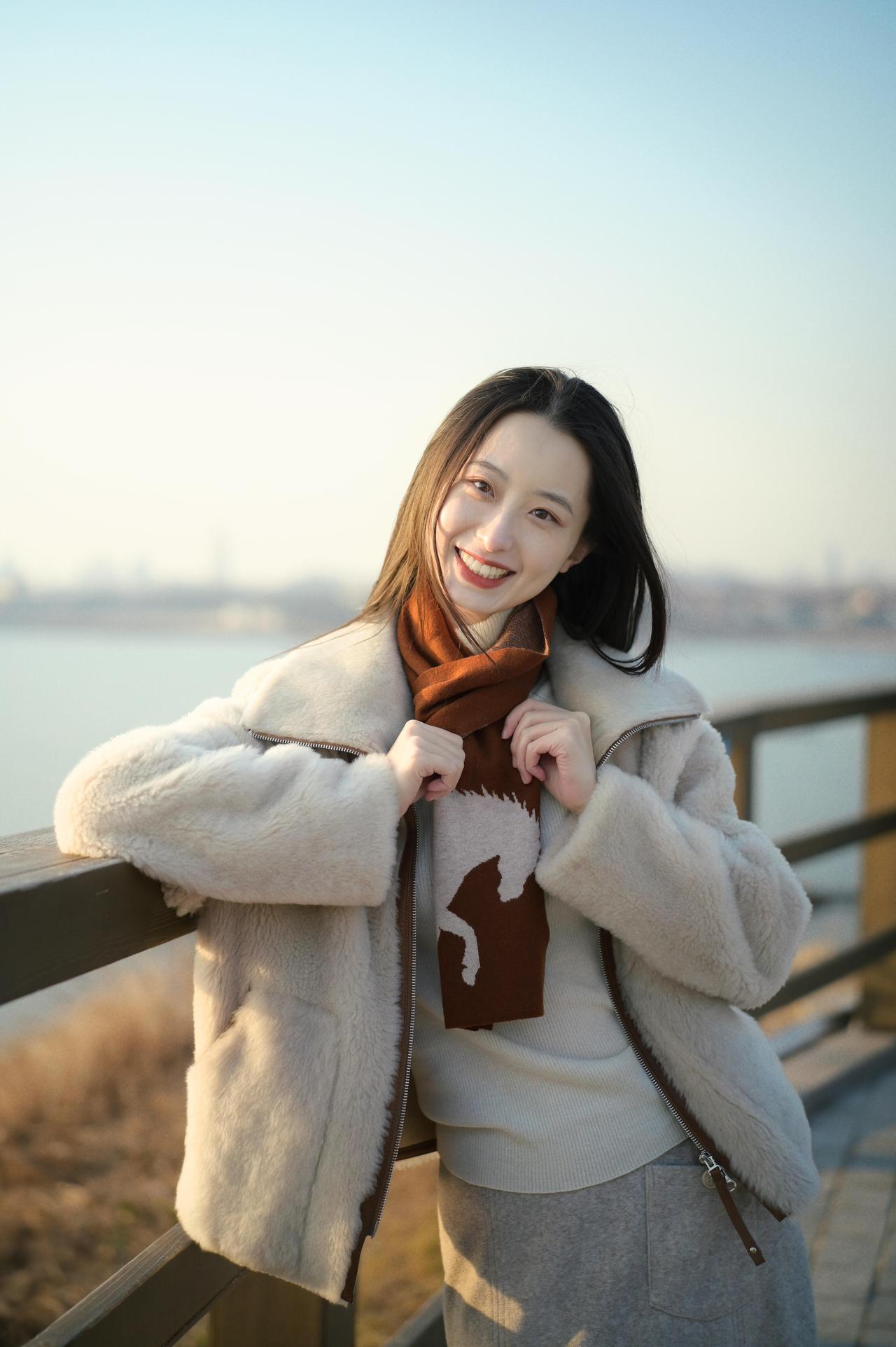 冬天的海边能有什么？除了西北风就还有我了。[大笑]