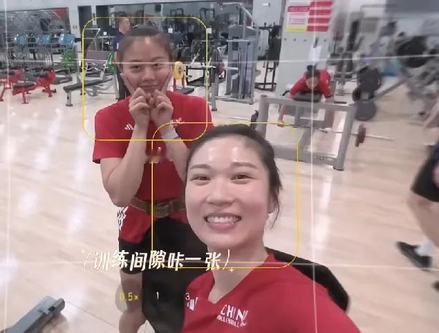 女排姑娘在上力量训练。从自由人王梦洁发的视频看，其一，IP地址是土耳其。但
