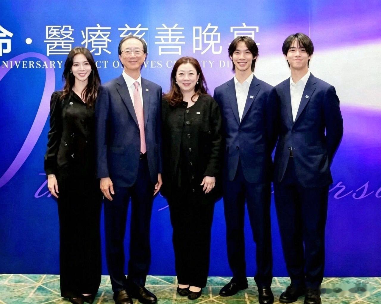 这是梁锦松携妻子伏明霞与三位子女，在参加慈善晚宴的一张全家福合影。不得不感叹梁家