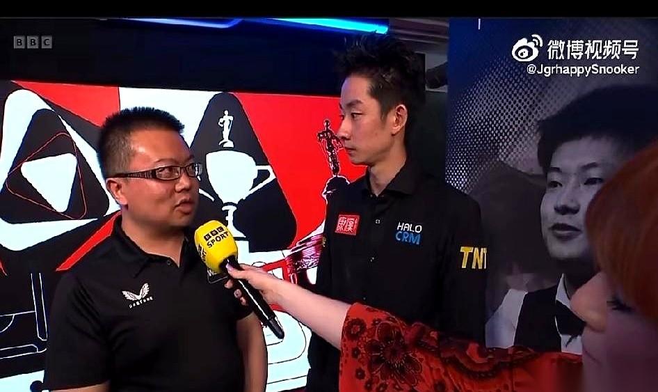 4平，全场只有呼吸声。吴宜泽坐在椅子上，指节因为紧攥巧粉而泛白。对面的瓦菲正在