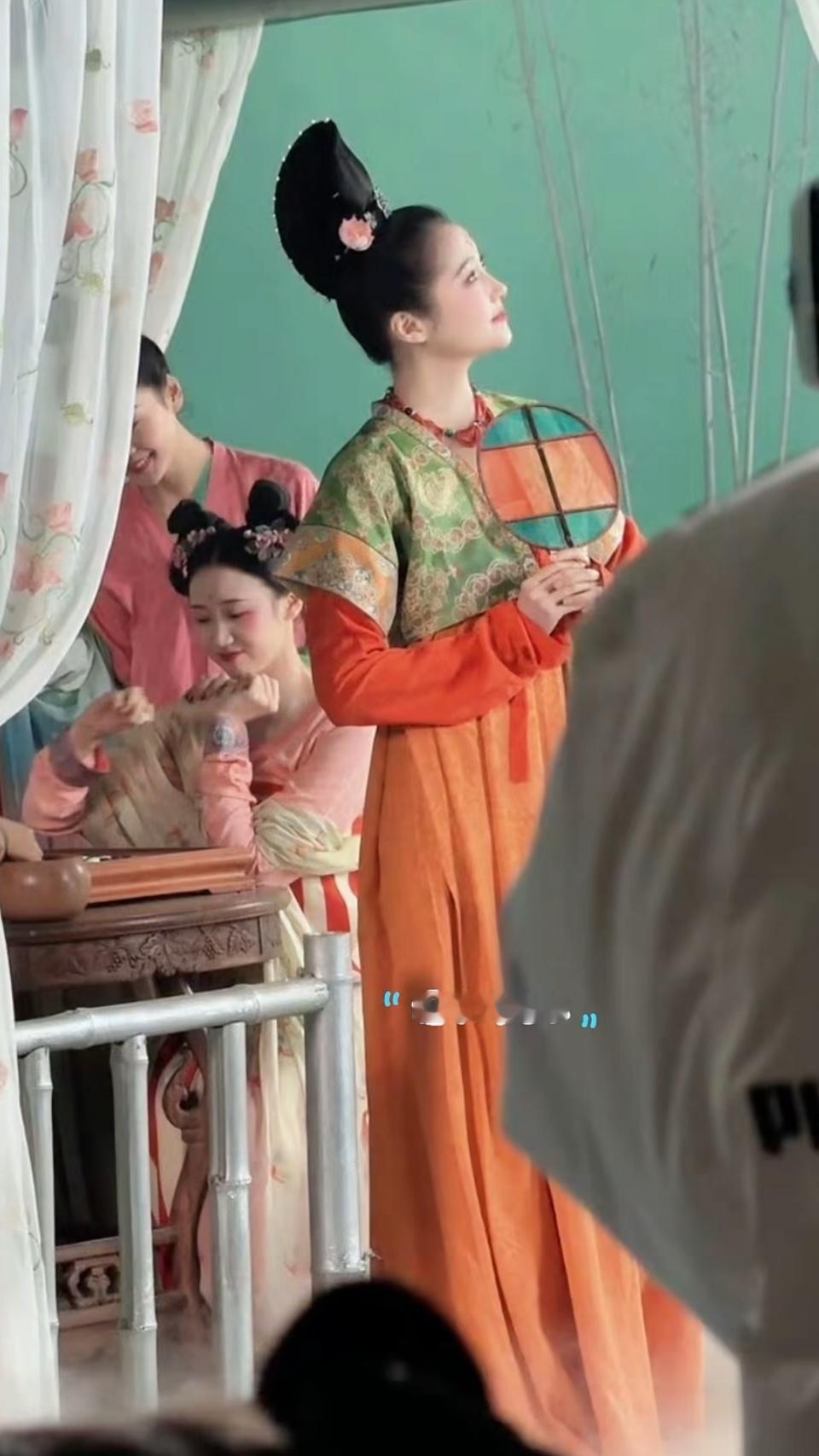 关晓彤唐装路透关晓彤唐装造型关晓彤唐装造型路透，好大气端庄的美！