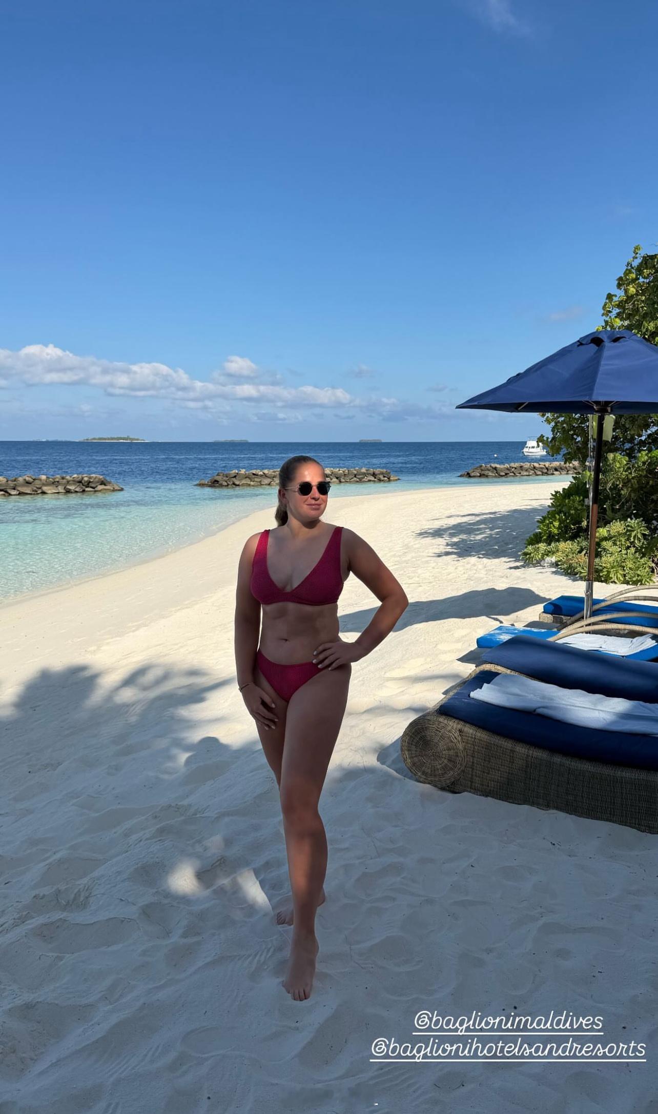 奥斯塔彭科海边度假，大秀性感身材