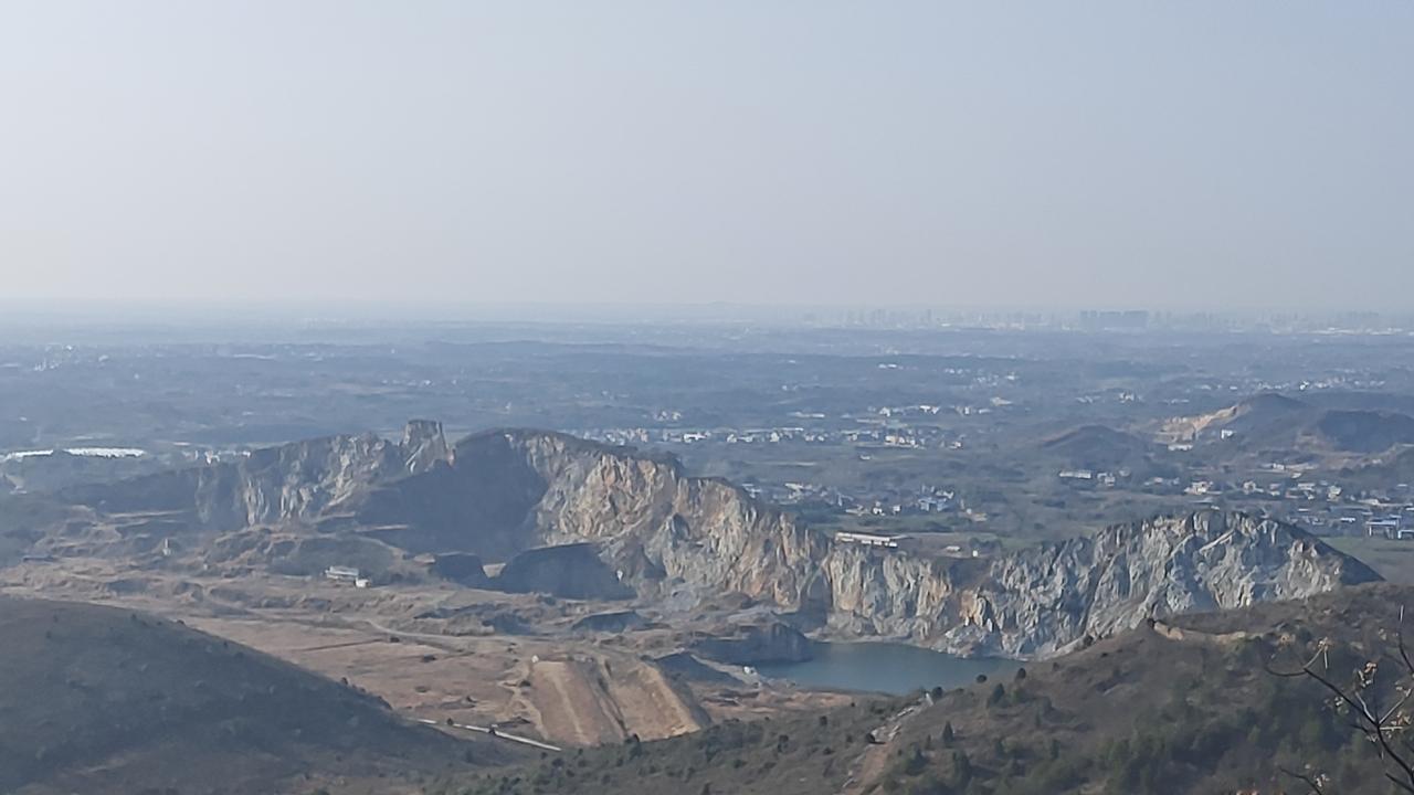 晒图笔记大赛双峰山山脊线上远眺马尔代夫孝昌分夫全景，孝昌县城高楼也隐约可见。